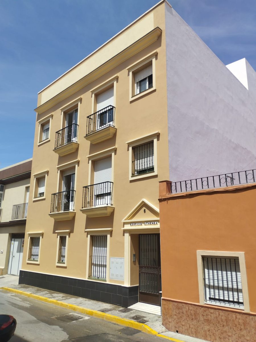 Edificio Athenea de Chiclana con la fachada pintada por Mircoleo