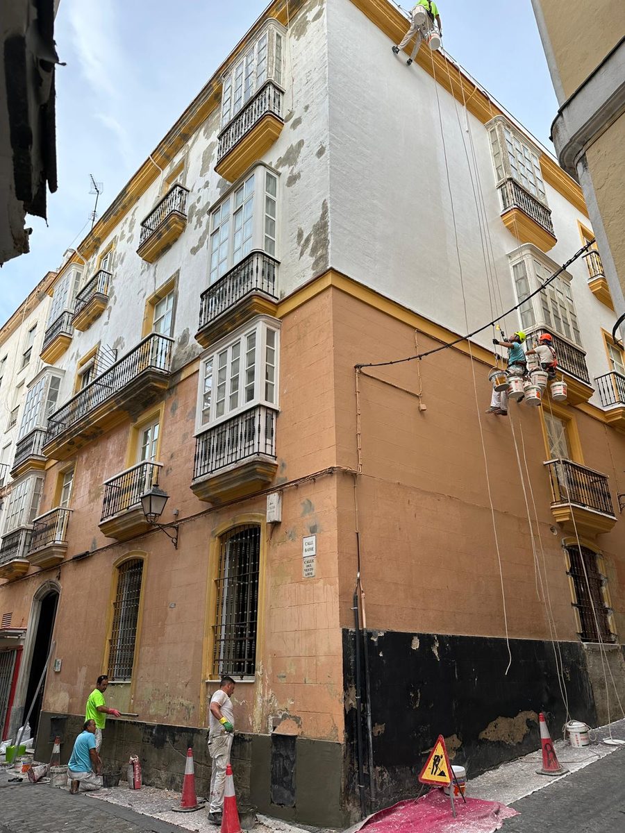 Fachada deteriorada antes en Cádiz capital