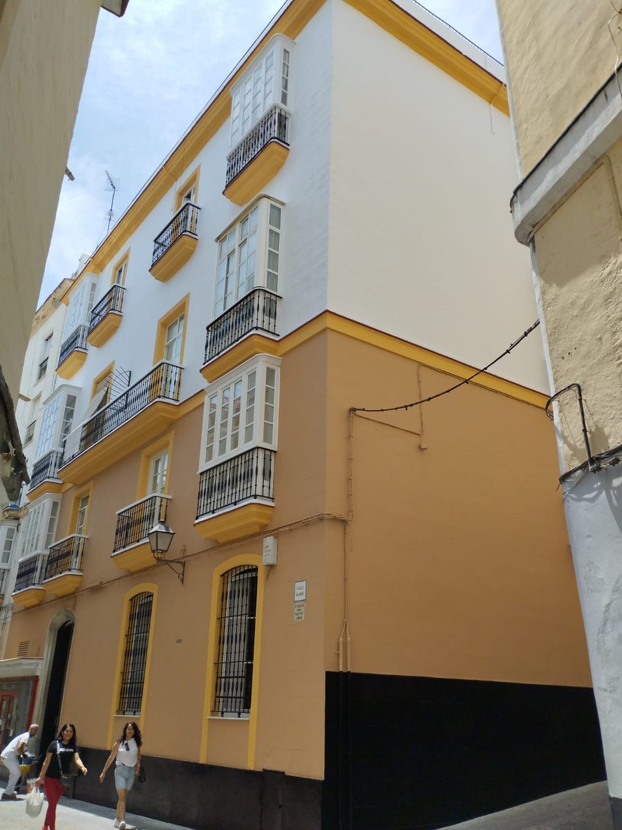 Fachada de edificio rehabilitada por Mircoleo en Cádiz capital