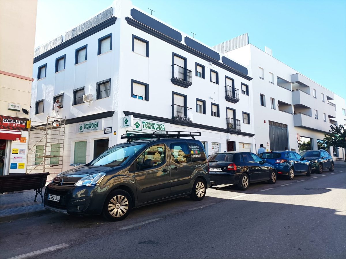 Fachada rehabilitada y pintada por Mircoleo en Chiclana de la Frontera
