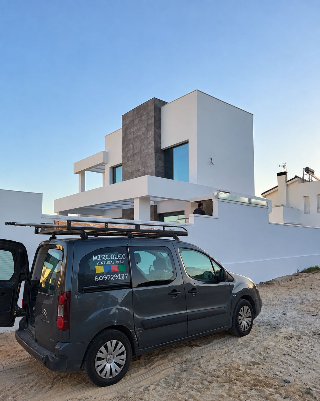 Chalet pintado por Mircoleo en la Bahía de Cádiz